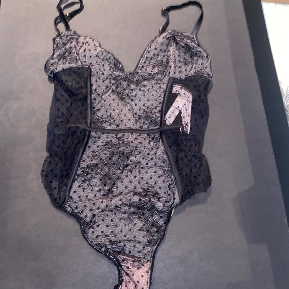 Body piece worn once for photo shoot .
